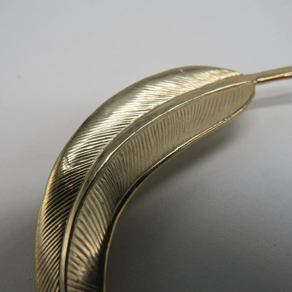 Unbranded curved feather making